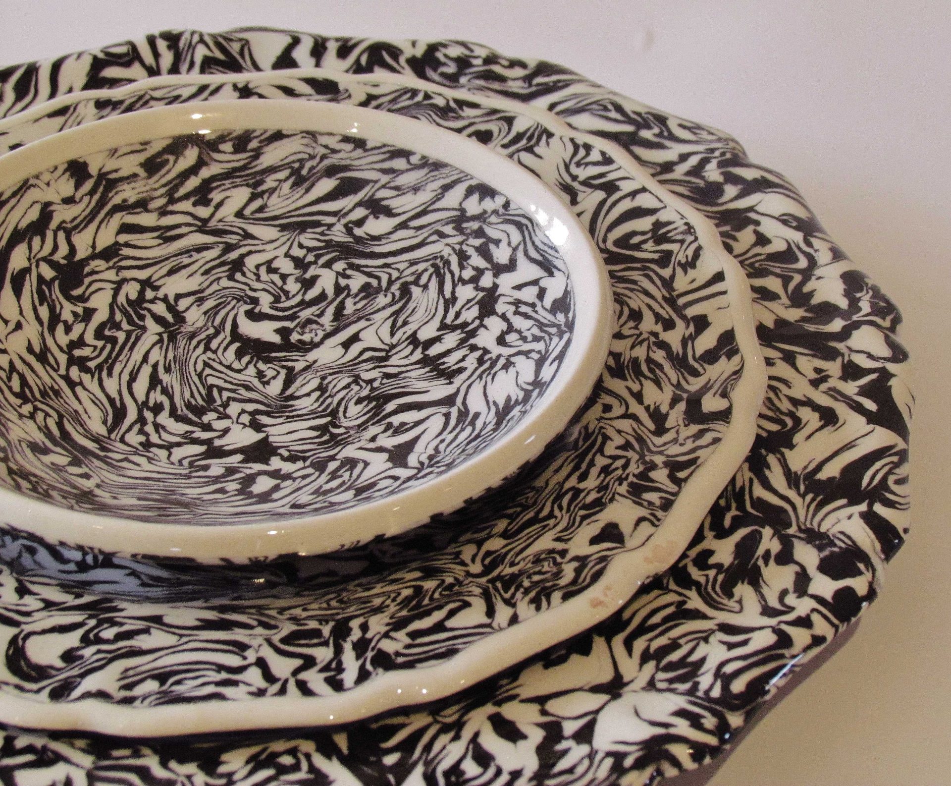 Assiettes en céramique marbrée