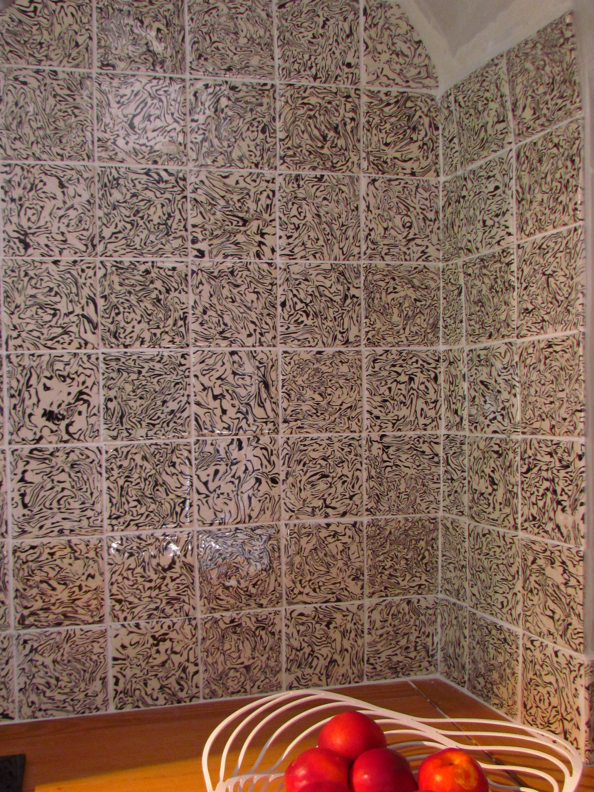 Mur carrelé abstrait avec pommes