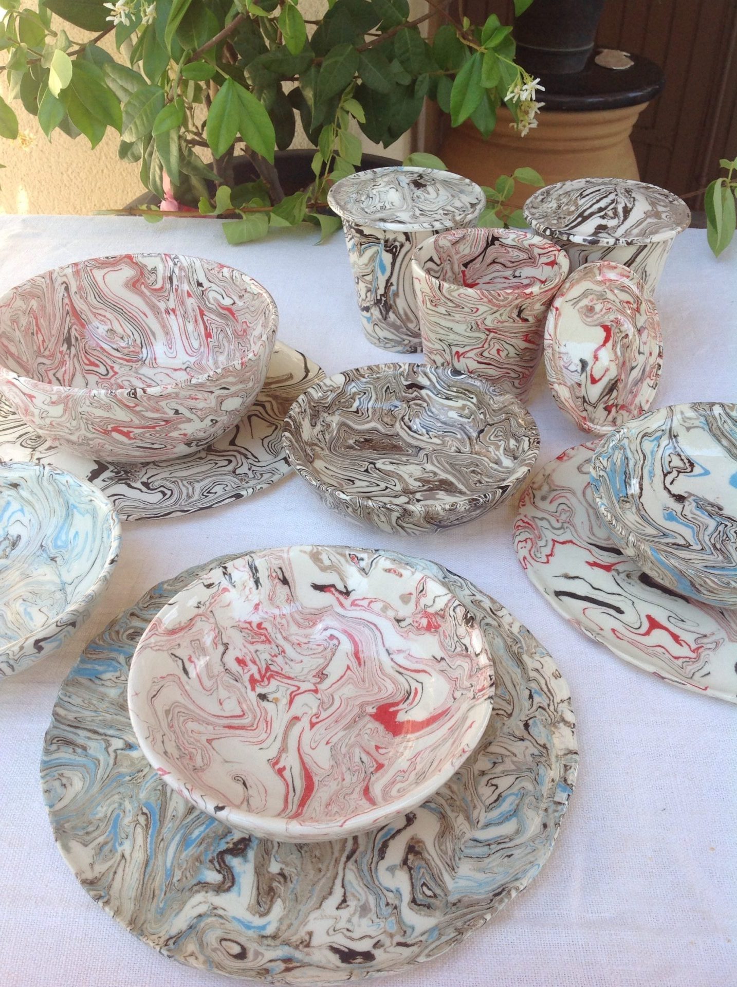 Vaisselle en marbre coloré