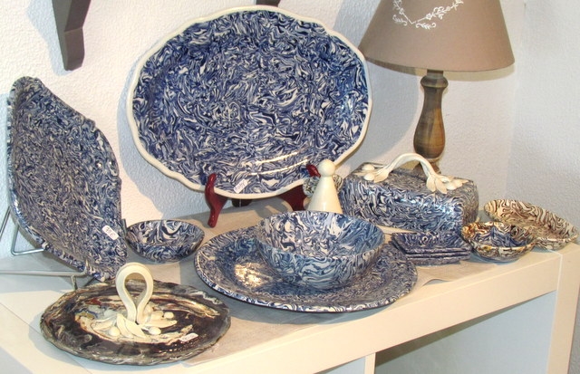 Vaisselle en céramique bleue